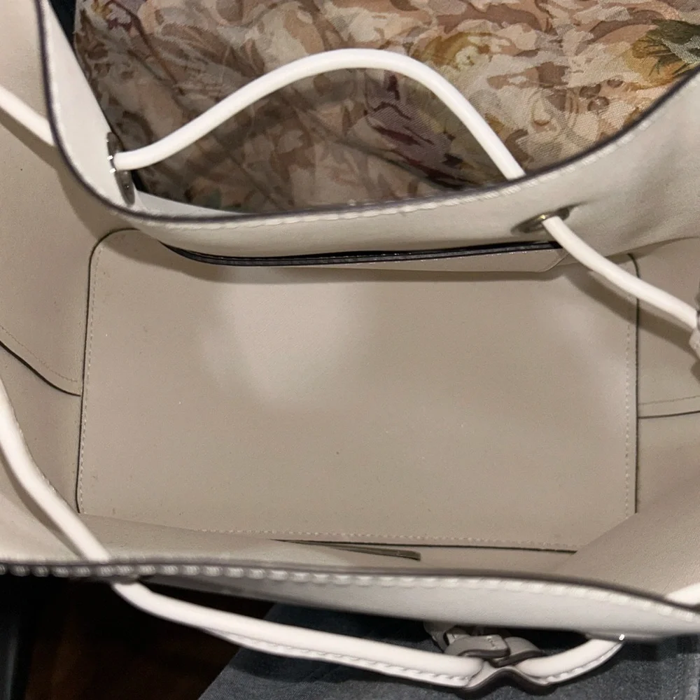 Michael Kors Suri Optic White Large Bucket Messenger Bag. NWT